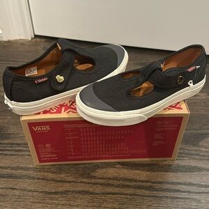 Vans NWT girls Mary Jane sneakers size 2.5